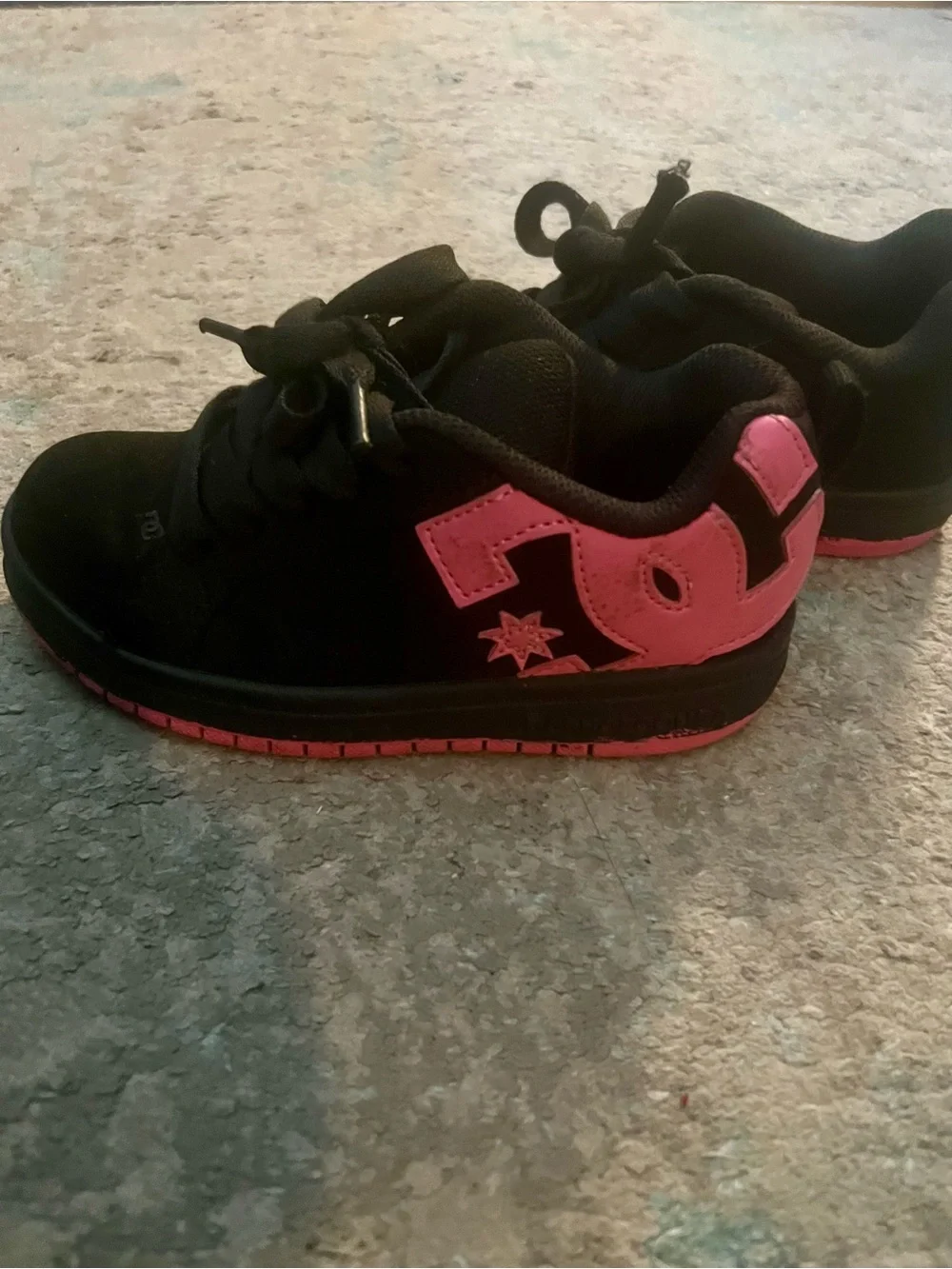 DC shoes Kids size 13 black Sneakers with Pink Logo Accents Y2K used good.